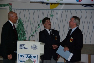 Gerhard Hachtel vom DLRG OV Gochsheim wird die Bundesehrung Gold mit Brillant überreicht