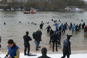 Langsam gingen die Schwimmer in das eiskalte Wasser des Mains.