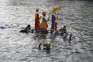 Die Strecke ist überwunden. Die Schwimmer sind guter Laune beim Erreichen des Ziels in Würzburg.