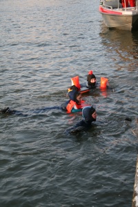 links: Manche Schwimmer empfanden es mit einer zusätzlichen Schwimmhilfe wohl doch etwas sicherer...